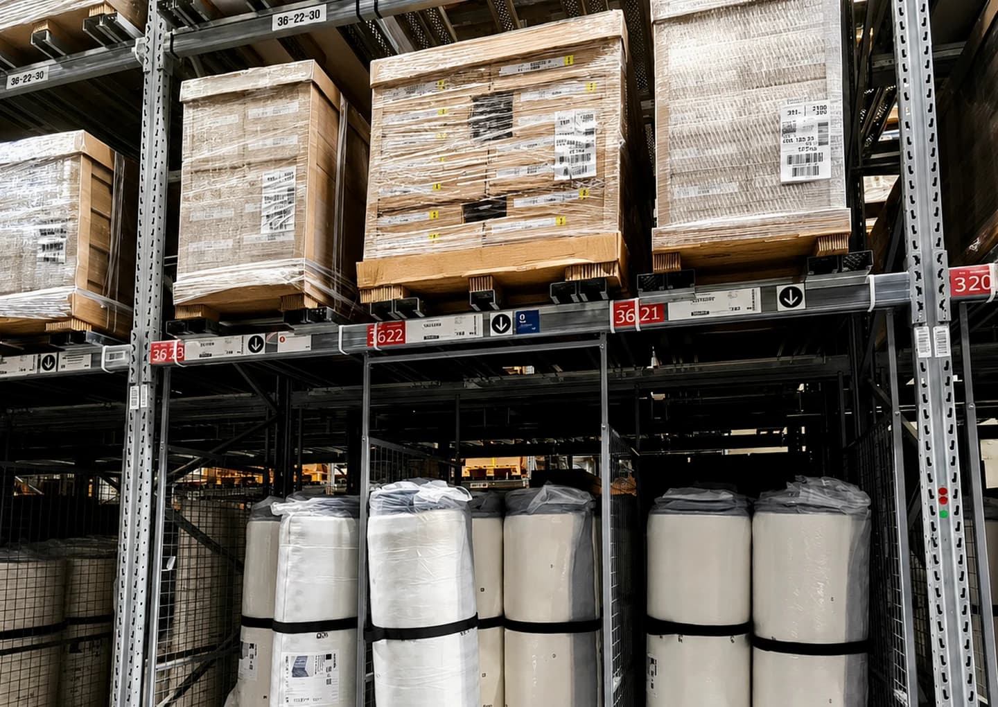 Roll-packed mattress inventory prepared for B2B warehouse support